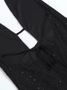 Détail macro d'une robe de soirée sexy en mesh avec paillettes argentées et laçage