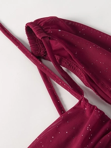 Détail de la robe en maille bordeaux avec paillettes argentées et bretelles fines