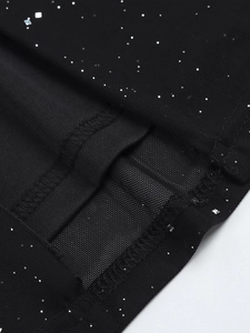Gros plan sur un tissu en mesh noir avec paillettes argentées et coutures de précision