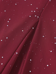 Dettaglio del tessuto a rete bordeaux con paillettes argentate quadrate e glitter