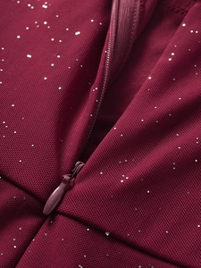 Détail de la robe bordeaux avec paillettes argentées et fermeture éclair invisible soignée