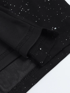 Détail du tissu en maille noire avec paillettes argentées et texture de qualité