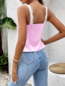 Nahaufnahme des rosa Satintops mit weißen Spitze-Trägern und offenem Rücken-Detail