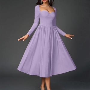 Robe midi lavande à manches longues avec décolleté en cœur et jupe plissée en A