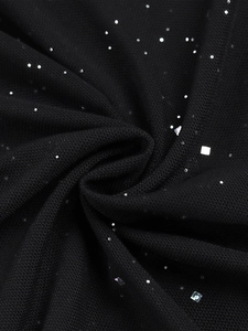 Vue macro du tissu mesh noir avec paillettes argentées et texture plissée radiale