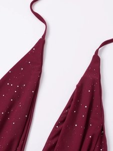Détail de robe en tulle bordeaux avec paillettes argentées et liens au cou