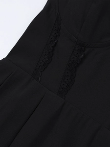 Dettaglio macro di pizzo nero e tessuto a trama su un corpino di vestito scollato