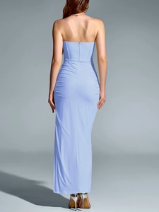 Détail de la fermeture éclair et du tissu plissé sur cette robe de soirée en tulle bleu