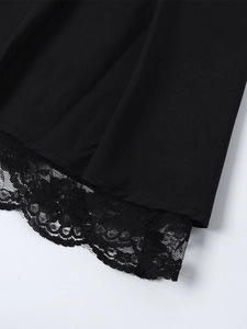 Dettaglio del bordo in pizzo nero sull'orlo di un abito corto in stile balletto