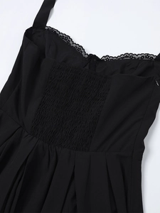 Dettagli in pizzo nero, schiena elastica a punto smock e zip laterale sull'abito corto