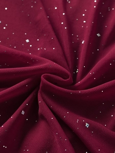 Détail du tissu en maille bordeaux avec paillettes argentées scintillantes pour robes