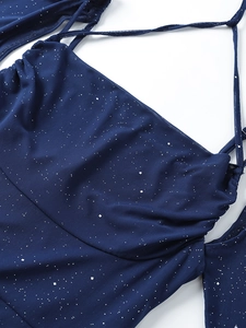 Détail de la robe en maille bleu marine montrant les paillettes et le col drapé