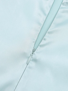 Détail d'une fermeture éclair invisible sur une robe longue en satin bleu clair élégante