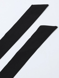 Dettaglio dei lacci neri con trama in maglia e bordi tagliati in diagonale netti