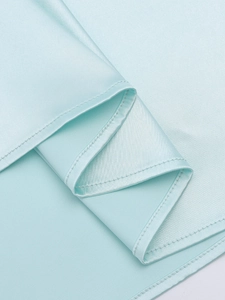 Gros plan du satin bleu clair avec double surpiqûre précise et reflets soyeux élégants