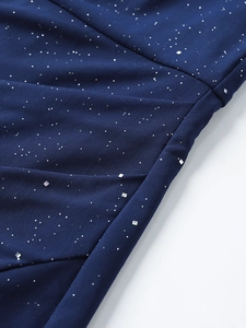 Vue macro du tissu en maille bleu marine avec des paillettes argentées et des sequins carrés