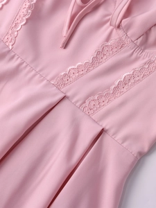 Dettaglio del pizzo rosa e del design con coulisse su un abito stile balletto