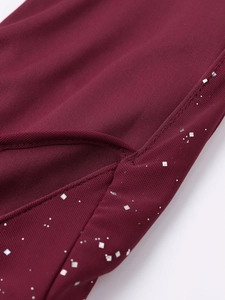 Gros plan de paillettes carrées scintillantes sur tissu en maille bordeaux élégant