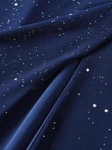 Détail du tissu en résille bleu marine avec paillettes argentées pour la robe