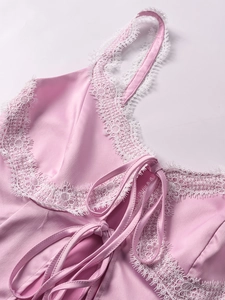 Detailansicht eines rosa Satintops mit weißer Wimpernspitze und Schleifendetail