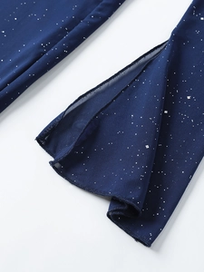 Détail d'une robe en résille bleu marine avec paillettes et fente latérale