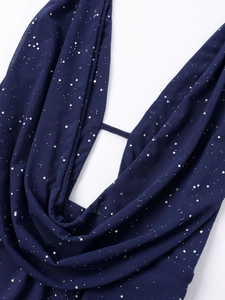 Détail de la robe en tulle bleu marine avec paillettes argentées et décolleté en V profond
