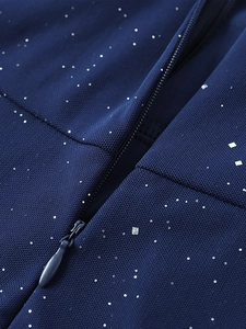 Détail macro du tissu en maille bleu foncé avec paillettes argentées et fermeture éclair invisible