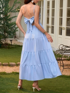 Détail de la robe dos nu bleu clair avec un grand nœud et jupe à volants