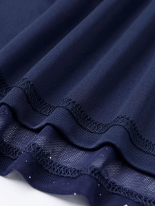 Détails de l'ourlet en tulle bleu marine et coutures surjetées sur cette robe