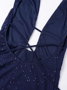 Détail de robe en mesh bleu marine avec brides croisées au dos et paillettes carrées