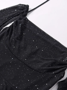 Détails de robe en tulle noir avec paillettes argentées scintillantes et plis élégants