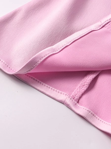 Detail von hochelastischem rosa Stoff mit sauberen Nähten und feiner Kantenverarbeitung