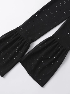 Dettaglio in mesh nero con paillettes argento quadrate e bordo con volant eleganti