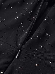 Détail de fermeture éclair invisible sur tissu mesh noir à paillettes argentées
