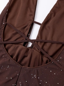 Détails de la maille marron avec paillettes carrées et fines brides croisées