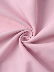 Dettaglio del tessuto in pizzo rosa che mostra la texture morbida e il drappeggio