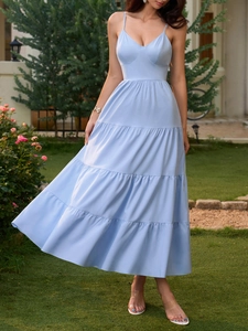 Détails de la robe longue à volants bleu ciel avec col en V et fines bretelles en plein air