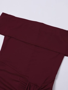 Détail de la robe bordeaux à épaules dénudées avec plis et tissu extensible de qualité