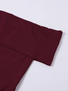 Détail macro du tissu doux en soie de lait bordeaux et des coutures de haute qualité