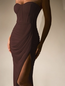 Détail du corsage baleiné et jupe froncée sur une robe de soirée marron chocolat