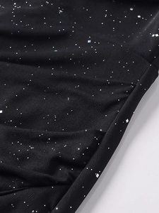Gros plan sur le tissu en maille noire avec paillettes argentées et sequins carrés