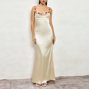 Robe longue élégante en satin champagne avec bretelles fleuries et coupe ajustée