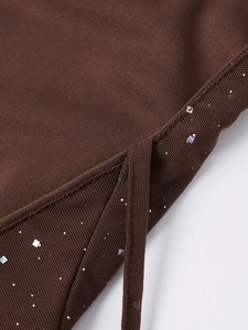 Gros plan détaillé du tissu en maille chocolat avec paillettes scintillantes et coutures fines