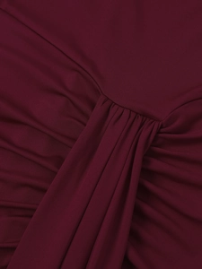 Vue détaillée de robe froncée bordeaux montrant la texture élastique du tissu en soie