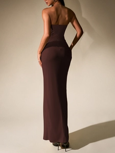 Détail de la fermeture éclair et des fronces sur une robe longue bustier marron chocolat