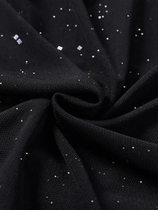 Gros plan sur un tissu en maille pailletée noire avec des paillettes argentées fines