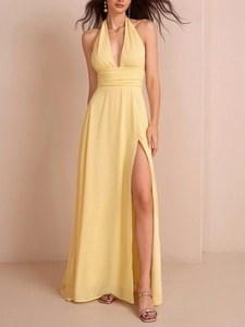 Detailansicht des hohen Seitenschlitzes und der Taille am gelben Halfter-Maxikleid