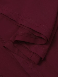 Vue macro détaillée du tissu en soie de lait bordeaux avec double couture de précision