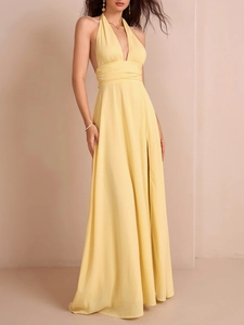 Details des hellgelben Halter-Chiffonkleides mit tiefem V-Ausschnitt und Seitenschlitz