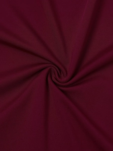 Gros plan sur la texture du tricot côtelé rouge vin avec des détails plissés élégants